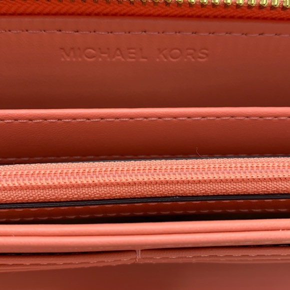 MICHAEL KORS LARGE TRAVEL CONTINENTAL WRISTLET WALLET SHERBERT COLOR - Picture 4 of 16